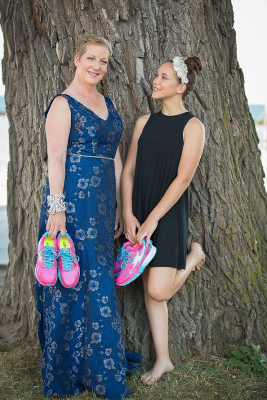 women sketchers in front of tree